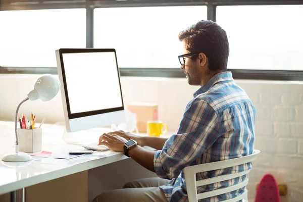 Zakenman die werken op de computer — Stockfoto