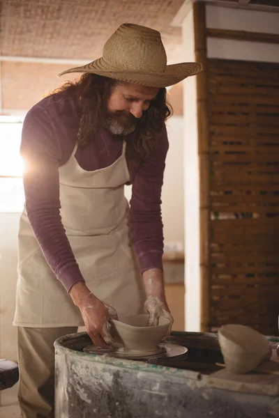 Mužské potter tvorby mísa — Stock fotografie