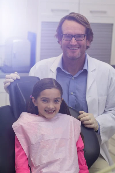 Портрет улыбающегося стоматолога и молодого пациента — стоковое фото