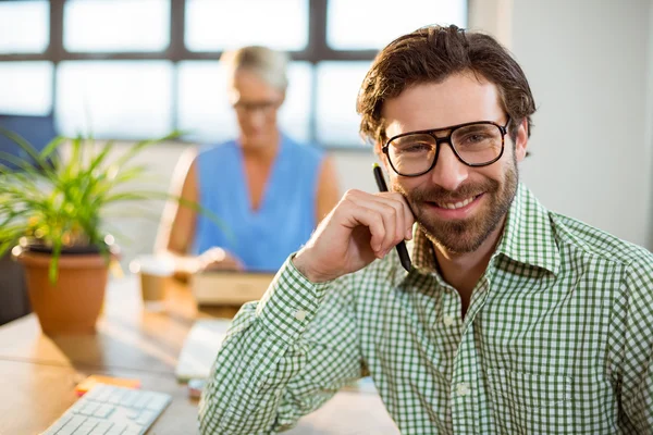 Diseñador gráfico sentado en la oficina — Foto de Stock