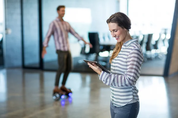 Mujer sonriente usando tableta digital — Foto de Stock