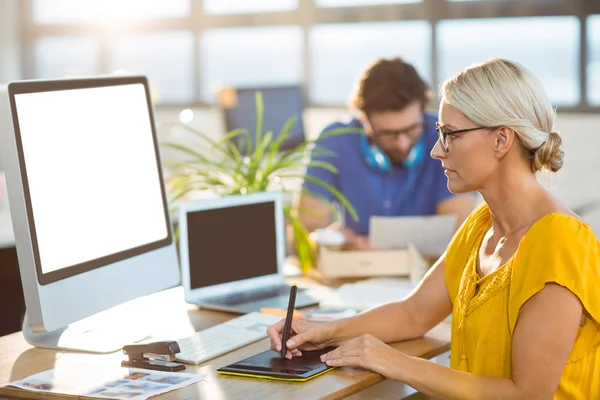 Graphic designer using graphics tablet — Stock Photo, Image