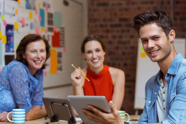 Geschäftsleute diskutieren über digitales Tablet — Stockfoto