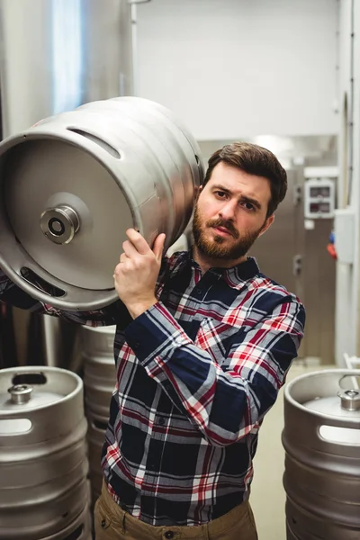 Male manufacturer carrying keg in brewery — Stock Photo, Image
