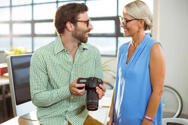 Graphic designer interacting with colleague — Stock Photo, Image