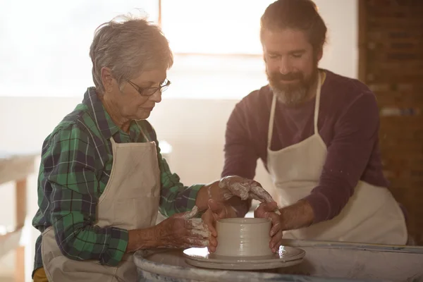 Mannelijke potter bijstaan van vrouwelijke potter — Stockfoto