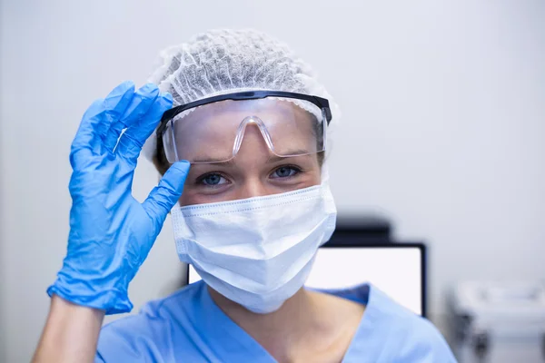 Asistente dental con máscara quirúrgica — Foto de Stock