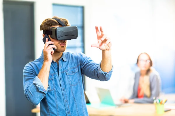 Man med hjälp av virtuell verklighet headset — Stockfoto