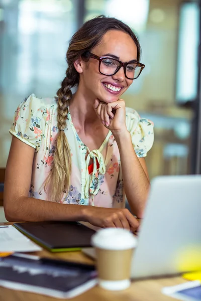 Lächelnder Grafikdesigner mit Laptop — Stockfoto