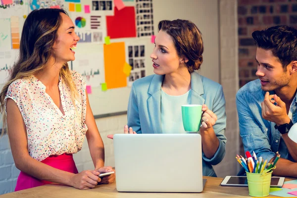 Geschäftsleute diskutieren über Laptop — Stockfoto