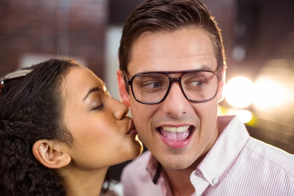 Woman kissing man on cheek — Stock Photo, Image