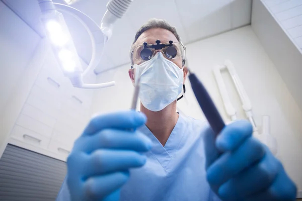 Assistente dentário segurando ferramenta dentária — Fotografia de Stock