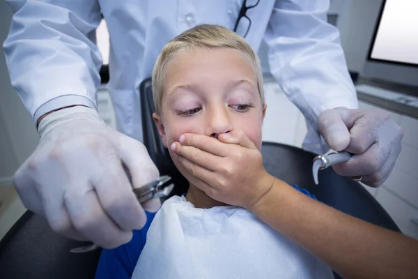 歯科検診の時に若い患者が怖がっています。 — ストック写真