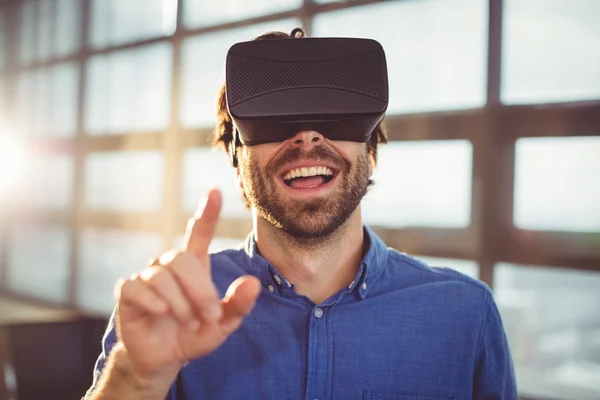 Керівник чоловічого бізнесу з використанням гарнітури віртуальної реальності — стокове фото
