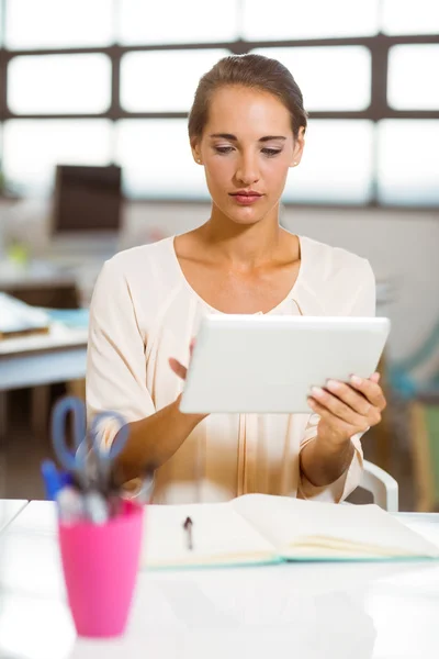 Geschäftsfrau nutzt digitales Tablet — Stockfoto