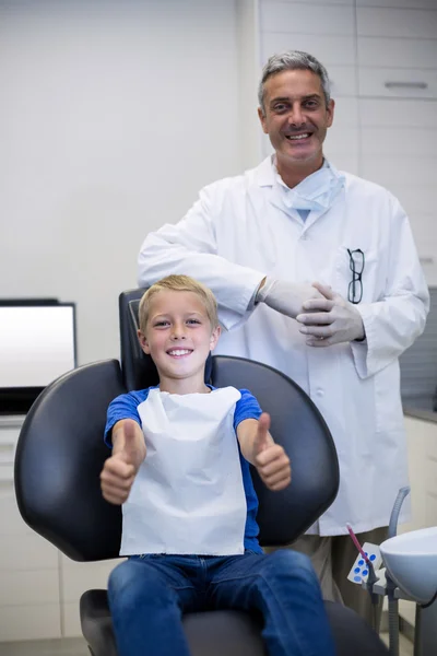 Porträt eines lächelnden Zahnarztes und jungen Patienten — Stockfoto