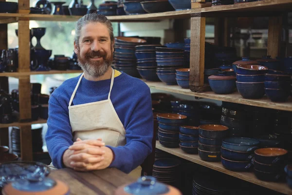 Alfarero masculino sonriendo en taller de cerámica — Foto de Stock