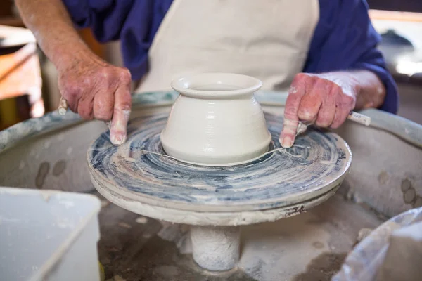 Mid sectie van potter maken pot — Stockfoto