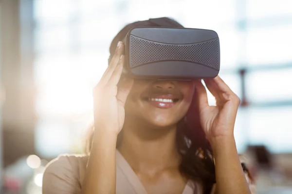 Affärskvinna med hjälp av virtuella 3d-glasögon — Stockfoto