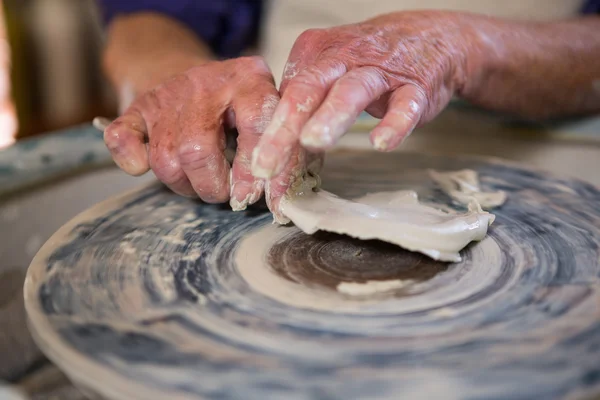Potter removing clay from pottery wheel — Stock Photo, Image