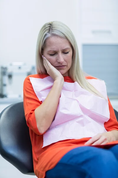 Mulher infeliz com uma dor de dente — Fotografia de Stock