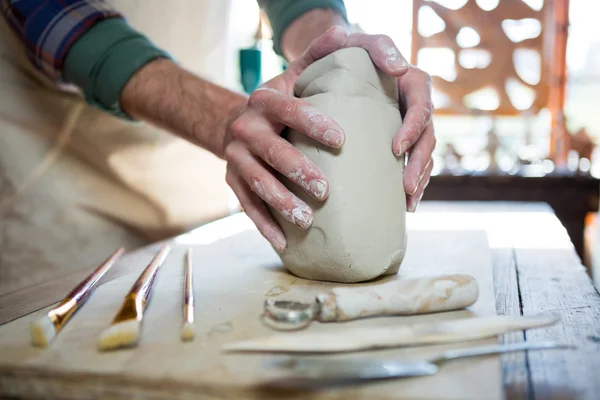 Manliga potter molding clay — Stockfoto