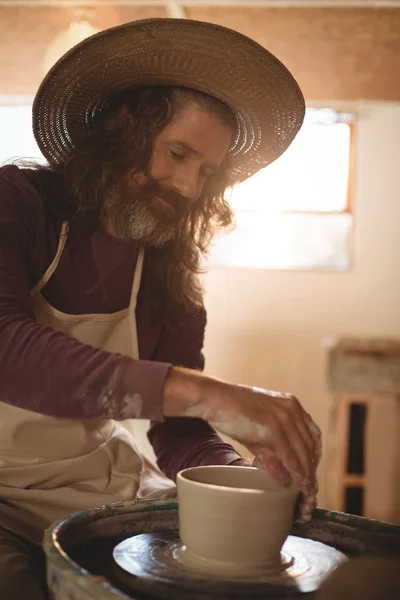 Alfarero macho haciendo olla — Foto de Stock