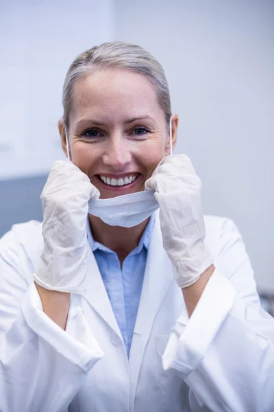 Portret kobieta dentysty uśmiechnięta — Zdjęcie stockowe