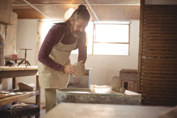 Manliga potter att sätta lera pottery wheel — Stockfoto