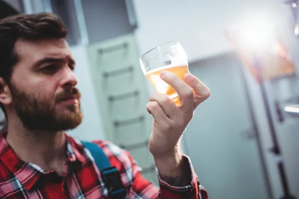 Producent posiadający szklanka do piwa w browarze — Zdjęcie stockowe
