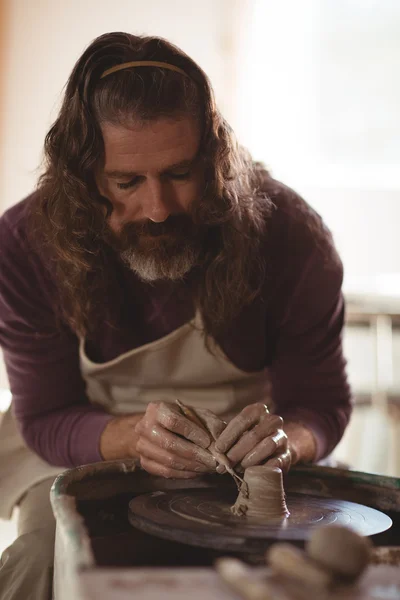 Alfarero macho trabajando en bowl — Foto de Stock