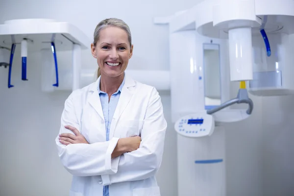 Retrato de una dentista sonriendo con los brazos cruzados — Foto de Stock
