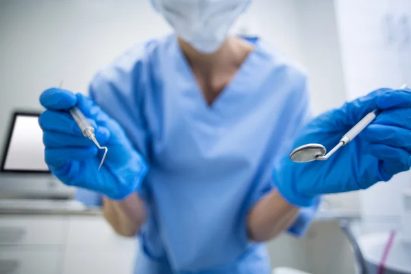 Assistente dentário em máscara cirúrgica — Fotografia de Stock