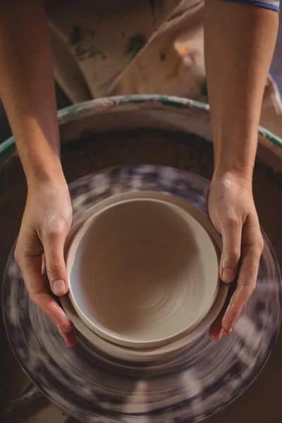Vrouwelijke potter maken pot — Stockfoto