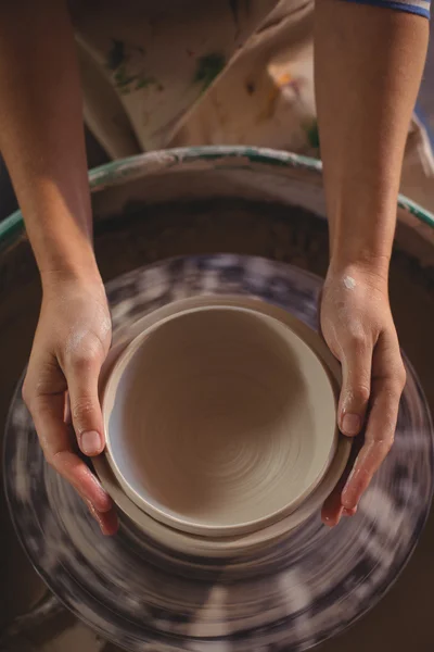 Alfarero hembra haciendo olla — Foto de Stock