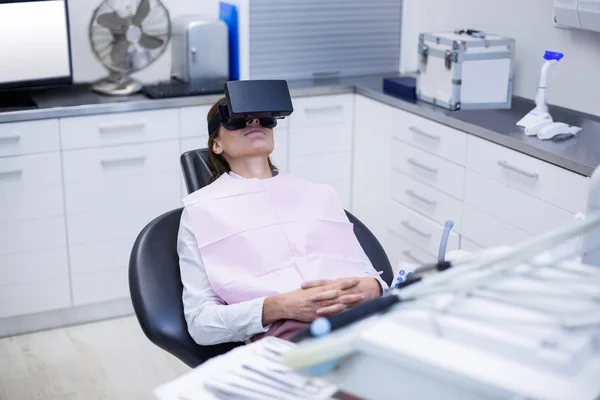 Пациентка, использующая гарнитуру виртуальной реальности — стоковое фото