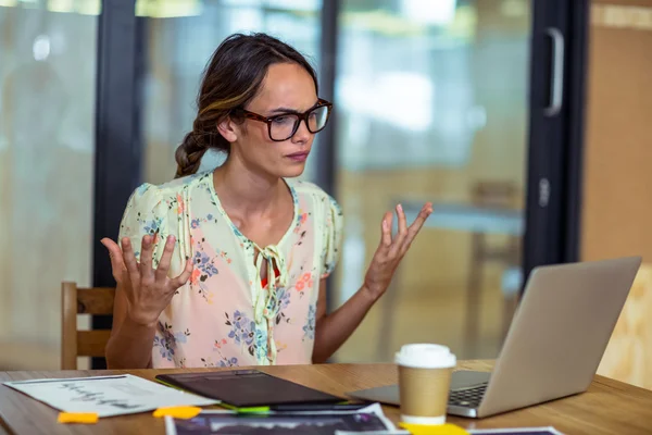 Grafisch ontwerper kijken naar laptop — Stockfoto