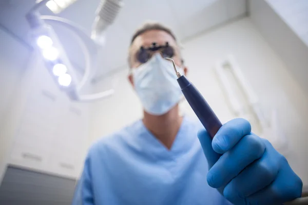 Dentista segurando ferramenta dentária — Fotografia de Stock