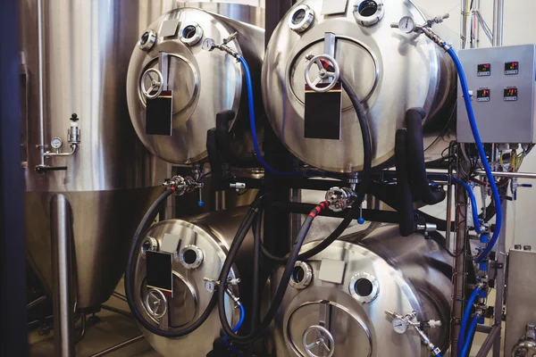 Tanques de almacenamiento con tuberías en la cervecería — Foto de Stock