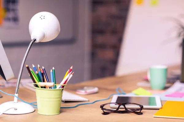 Tablette numérique, lunettes et porte-plume sur une table — Photo