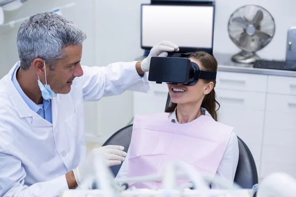 Auricular de realidad virtual para paciente femenina durante una visita dental —  Fotos de Stock