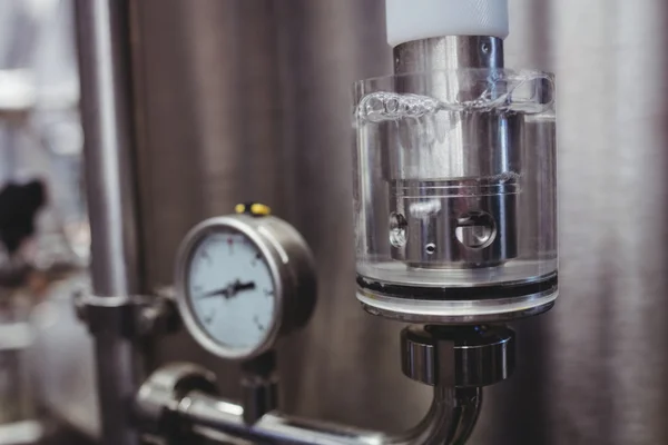 Medidor en tanque de almacenamiento en cervecería — Foto de Stock