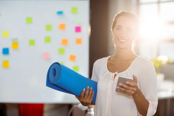 Female business executive holding mobile phone — Stock Photo, Image