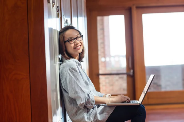 幸福的年轻女人，在更衣室里使用笔记本电脑 — 图库照片