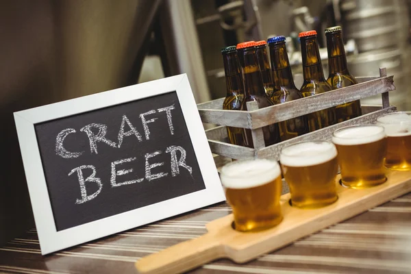 Tablero con muestras de cerveza en la cervecería — Foto de Stock