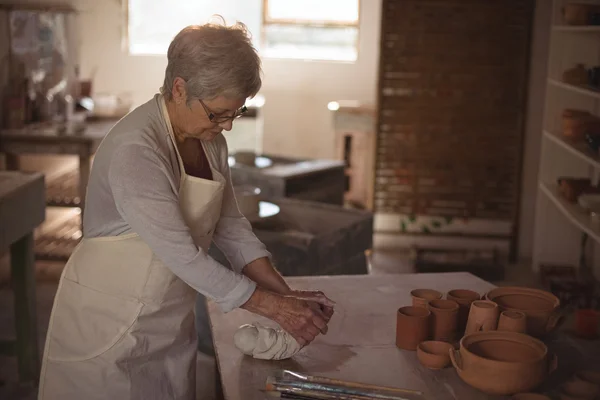 Kvinnliga potter molding clay — Stockfoto