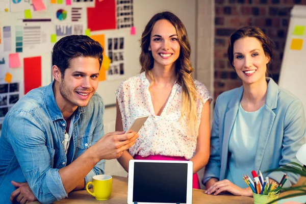 Geschäftsleute lächeln im Büro — Stockfoto