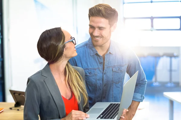 Företagsledare använder laptop — Stockfoto