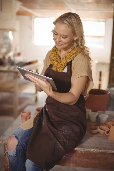 Töpferin mit Tablette — Stockfoto