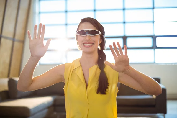 Executivo de negócios feminino usando óculos de vídeo realidade virtual — Fotografia de Stock